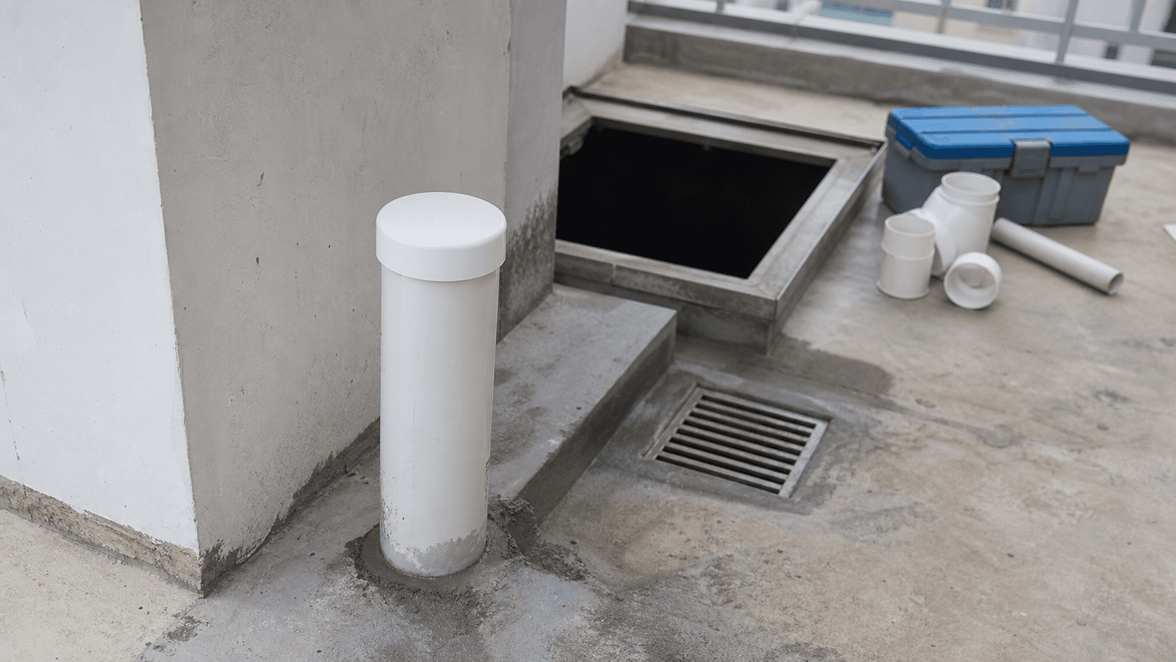nắp bịt pvc lắp trên đầu ống thoát sàn sân thượng gần hố kỹ thuật