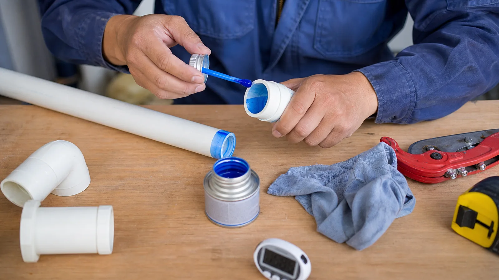 Hàn ống PVC bằng keo dán sau khi làm sạch bề mặt ống